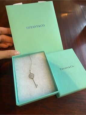Tiffany & Co. Key Pendant Necklace in White Gold 18k and diamants